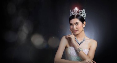 Bayan Güzellik Yarışması 'nın portresi. Pullu Gece Balosu elbisesi. Pırıl pırıl elmas taç, Asyalı kadın makyajı.