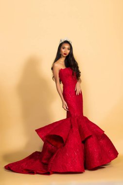 Asya Güzellik Yarışması Kraliçesi. Gece Balosu elbisesi, elmas taç kuşağı, makyaj, yüz makyajı, kalp saç stili, stüdyo ışıklandırması bej arka plan izole edilmiş kopya alanı.