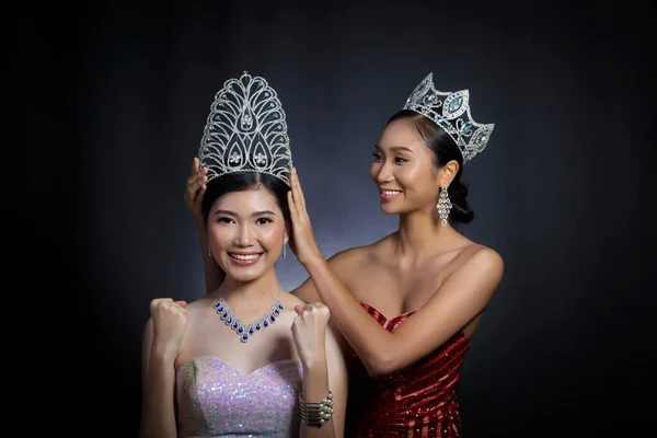 Letztes Jahr Gewinnerin Miss Schönheitswettbewerb Setzte Diamond Crown Auf Final — Stockfoto