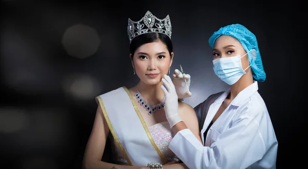 Miss Beauty Queen Tävling Med Diamond Kronfrans Kontrolleras Beautician Doctor — Stockfoto