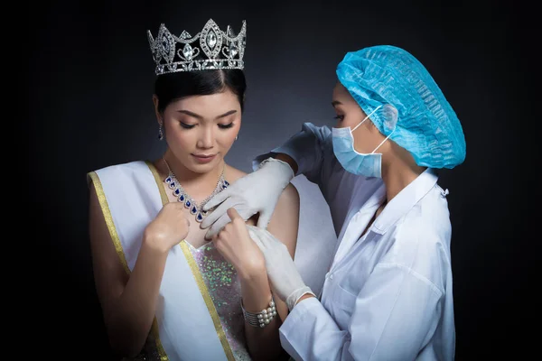 Miss Beauty Queen Pageant Contest Kosočtvercovou Šerpou Kontrolována Kosmetik Doktor — Stock fotografie