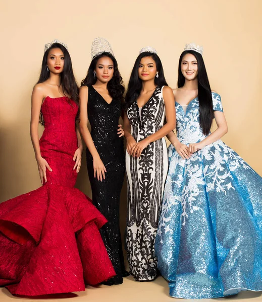 Groep Van Vier Miss Beauty Pageant Queen Contest Aziatische Evening — Stockfoto