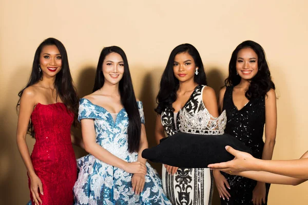 Gruppe Von Vier Miss Schönheitswettbewerb Queen Contest Asiatischen Abend Ballkleid — Stockfoto