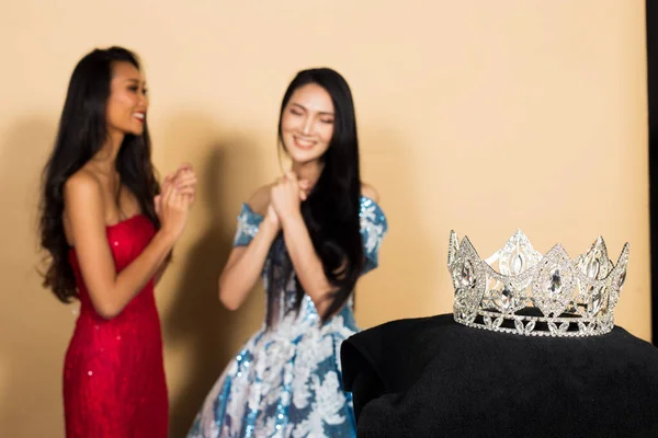 Groep Van Twee Miss Beauty Pageant Queen Contest Aziatische Evening — Stockfoto