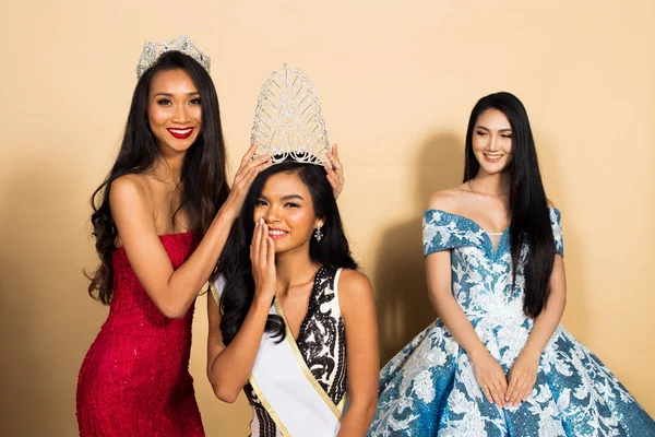 Gruppo Tre Miss Concorso Bellezza Regina Abito Sera Asiatica Abito — Foto Stock