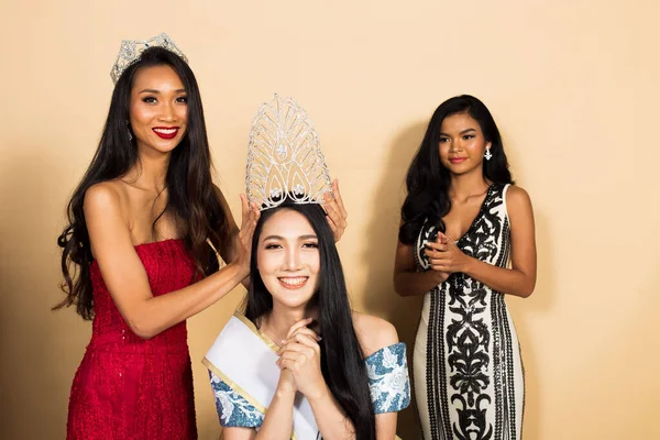 Groep Van Drie Miss Beauty Pageant Queen Contest Aziatische Evening — Stockfoto