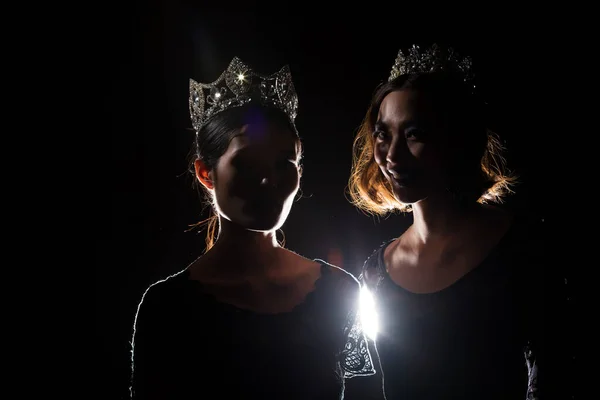 Twee Silhouette Shadow Back Rim Light Van Miss Pageant Beauty — Stockfoto