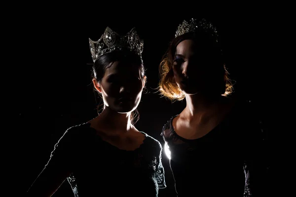 Gümüş Elmas Tacıyla Güzellik Kraliçesi Yarışması Nın Iki Siluet Gölgesi — Stok fotoğraf