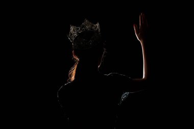 Bayan Güzellik Yarışması 'nın Gölge Yüzük Işığı Gümüş Elmas Taç El sallama Gülümseme, Stüdyo aydınlatma koyu siyah arka plan, kameraya geri dön