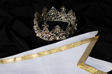 Bayan Güzellik Yarışması için Beyaz Altın Kazanan Kuşak, metin kazanan ülke kelimesi için boş alan, soyut koyu renkli atölye aydınlatma tekstil arka planı, Diamond Crown ile Önemli Dekorasyon