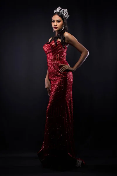 기사보기 아시아 여성붉은 이브닝볼 드레스와 다이아몬드 장식을 얼굴을 사랑하는 스타일 — 스톡 사진