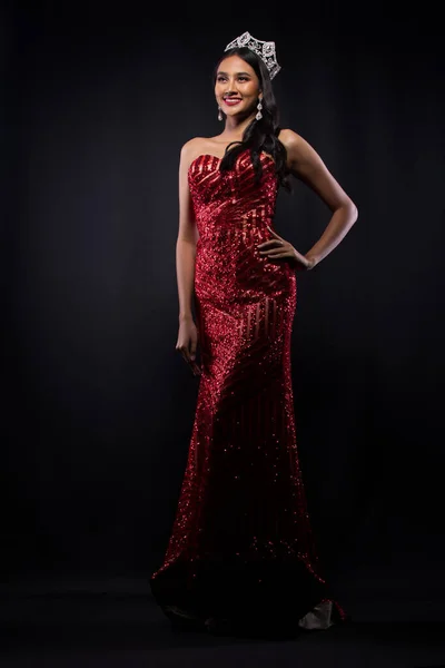 기사보기 아시아 여성붉은 이브닝볼 드레스와 다이아몬드 장식을 얼굴을 사랑하는 스타일 — 스톡 사진