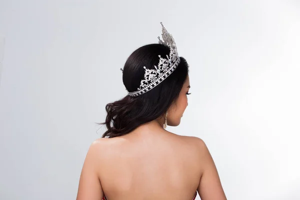 Gümüş Elmas Crown Sash 'li Asya Kırmızı Sezonlu Gece Balosu elbisesi ile güzellik yarışması güzeli, makyaj stili, stüdyo ışıklandırması beyaz arka plan izole edilmiş kopya alanı.