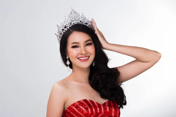 Asya Kırmızısı Sequin Gece Balosu elbisesiyle yapılan güzellik yarışmasının portresi Gümüş Elmas Crown Sash, makyaj stili, stüdyo ışıklandırması beyaz arka plan izole edilmiş fotokopi alanı