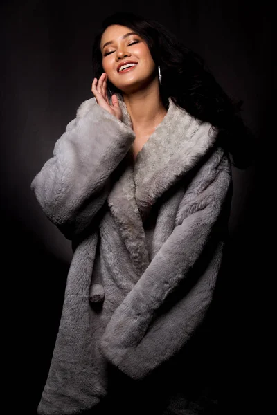 穿着毛灰冬季夹克的亚洲女人穿着黑色的头发 彩妆的头发风格 工作室照明深色背景复制太空泡泡太阳镜 — 图库照片