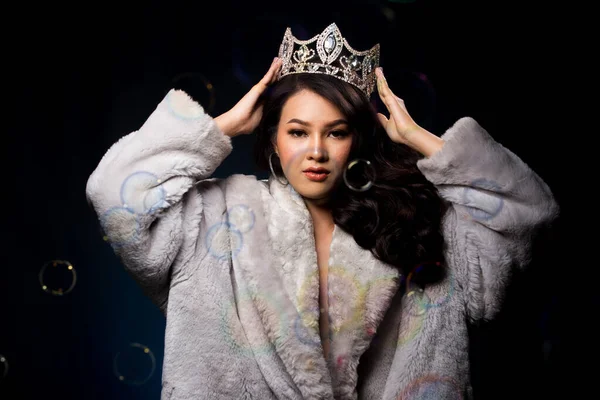 Ritratto Miss Concorso Bellezza Pelliccia Asiatica Vestito Grigio Giacca Invernale — Foto Stock