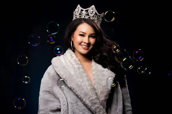 Retrato Miss Pageant Concurso Beleza Pele Asiática Vestido Casaco Inverno — Fotografia de Stock
