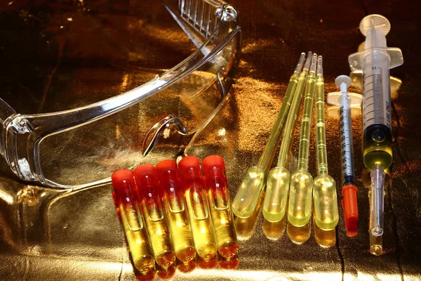 Gold Science Medical Dropper Goggle Syringe Stethoscope Glass Tube Lab — Stockfoto