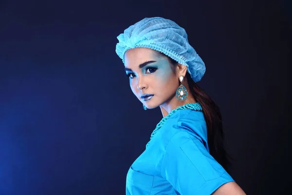ファッションと美しいアジアの患者の女性は 青トーンアクセサリーとシャツ衛生帽子 スタジオ照明暗い黒の背景 コピースペース — ストック写真