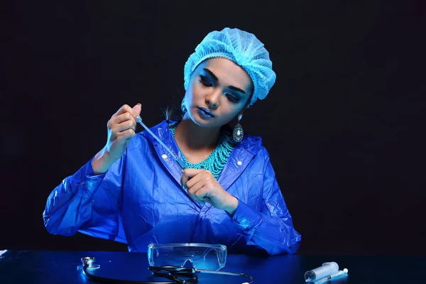 Blue Tone Fashion Scientist Laboratorio Dark Room Con Herramientas Higiene — Foto de Stock