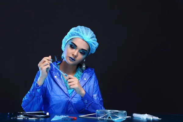 Blue Tone Fashion Scientist Laboratorio Dark Room Con Herramientas Higiene — Foto de Stock