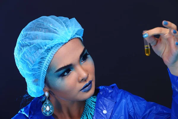 Blue Tone Fashion Scientist Лабораторії Темної Кімнати Інструментами Гігієни Крапельниці — стокове фото