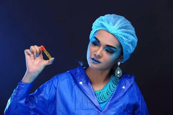 Blue Tone Fashion Scientist Лабораторії Темної Кімнати Інструментами Гігієни Крапельниці — стокове фото