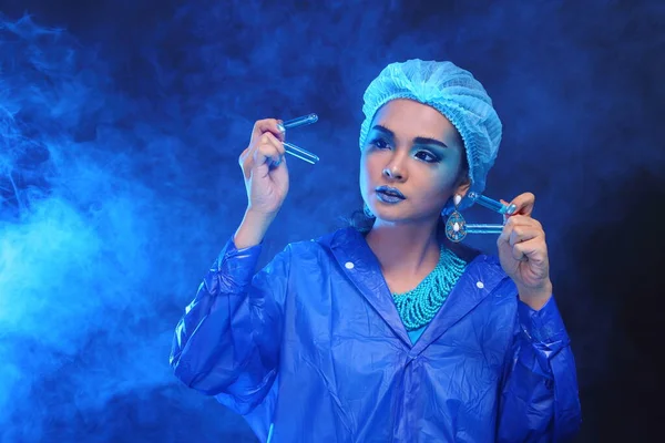 Química Asiática Doctora Mujer Con Moda Maquillaje Elegante Vestido Laboratorio — Foto de Stock