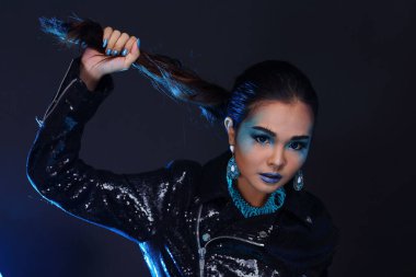 Blue Fashion Makyaj Üzerine Siyah Sequin Ceket Güzel Asyalı Modeller Siyah saç, Stüdyo aydınlatma koyu arka plan duman fotokopi alanı