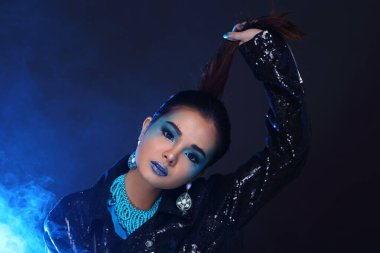 Blue Fashion Makyaj Üzerine Siyah Sequin Ceket Güzel Asyalı Modeller Siyah saç, Stüdyo aydınlatma koyu arka plan duman fotokopi alanı