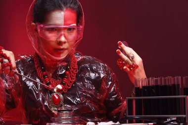 Kırmızı Ton Moda Bilimadamı Karanlık Oda Laboratuvarında aletlerle laboratuvar hijyeni, kan, cam tüp, şırınga, dijital, stüdyo aydınlatması, dumanlı siyah arka plan