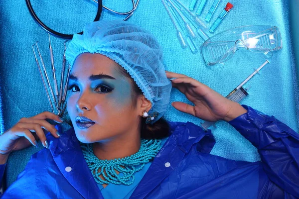Creative Plastic Surgery Blue Tone Fashion Pation Female Model Medical — стоковое фото
