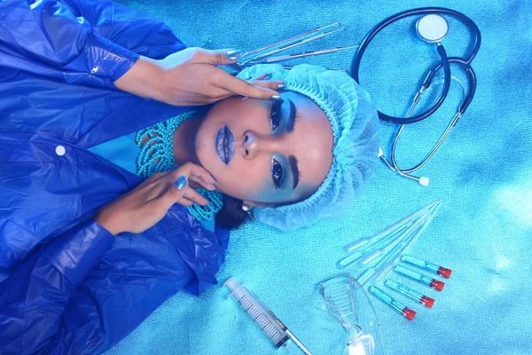 Kreativ Plastikkirurgi Blue Tone Fashion Patient Kvinnlig Modell Med Medicinsk — Stockfoto