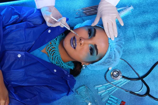 Креативна Пластична Хірургія Blue Tone Fashion Пацієнтка Жіноча Модель Інструментами — стокове фото