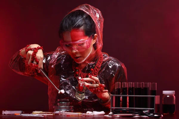 Chemia Azji Lekarz Kobieta Czerwony Ton Moda Tworzą Fantazyjne Laboratorium — Zdjęcie stockowe