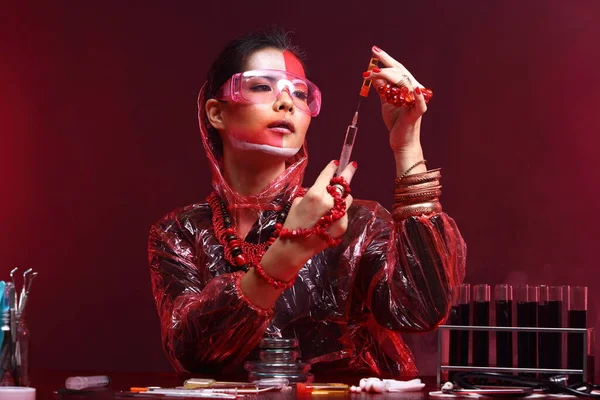 Red Tone Fashion Scientist Лабораторії Темної Кімнати Інструментами Гігієни Крові — стокове фото