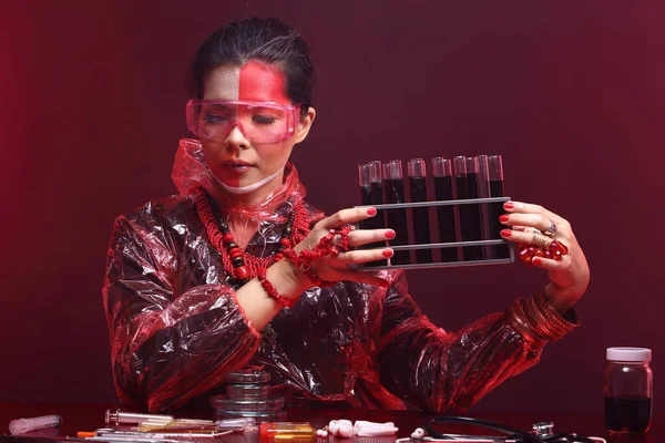 Red Tone Fashion Scientist Лабораторії Темної Кімнати Інструментами Гігієни Крові — стокове фото