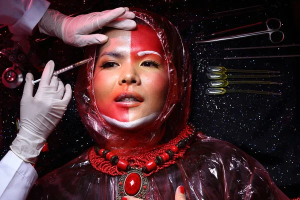 환자의 모델에 창조적 성형수술 스튜디오 의사가 이마를 삽입하는 — 스톡 사진