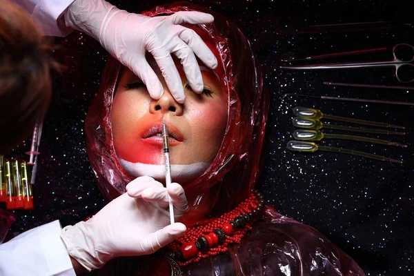Креативна Пластична Хірургія Red Tone Fashion Пацієнтка Жіноча Модель Інструментами — стокове фото