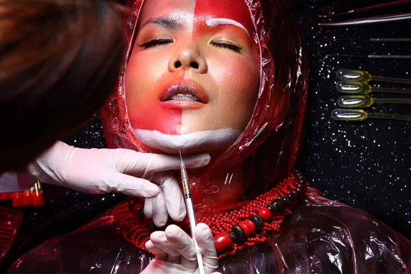 Креативна Пластична Хірургія Red Tone Fashion Пацієнтка Жіноча Модель Інструментами — стокове фото