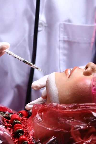 Kreativ Plastikkirurgi Red Tone Fashion Patient Kvinnlig Modell Med Medicinsk — Stockfoto