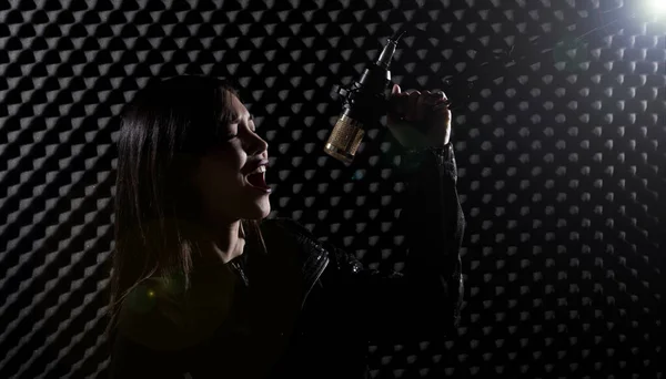 Asyalı Yetişkin Kadın Siyah Gömlekle Mikrofon Yoğunlaştırıcı Filtresinin Üzerinde Yüksek — Stok fotoğraf
