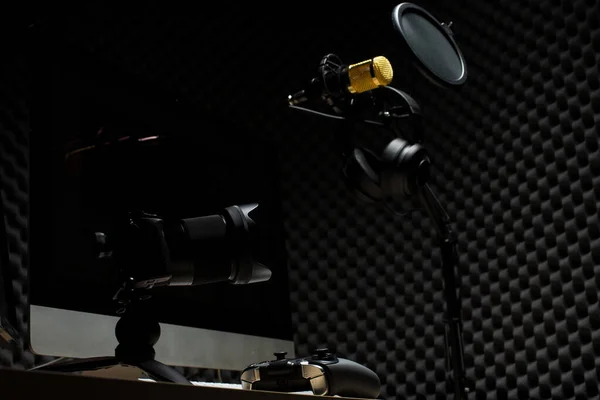 Mikrofon Kondensator Złoty Mikrofon Wiszący Nad Dźwiękochłonnym Pomieszczeniem Ściennym Kontrolerem — Zdjęcie stockowe