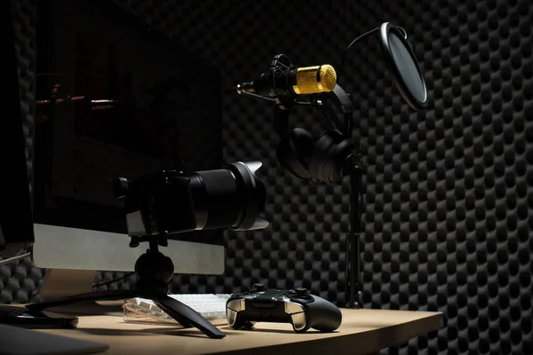Microfone Condensador Microfone Dourado Pendurar Sobre Sala Parede Absorvente Som — Fotografia de Stock