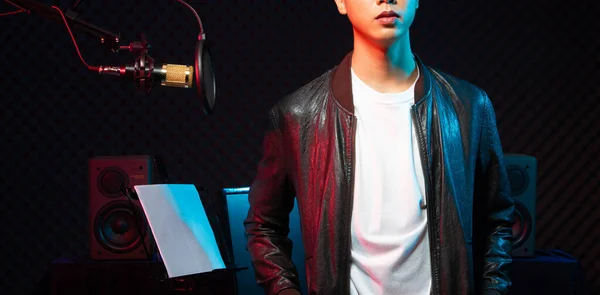 Asiática Adolescente Hombre Negro Pelo Orejeras Auriculares Cantar Una Canción —  Fotos de Stock
