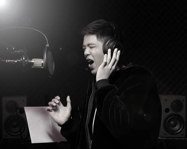 Azjatycki Nastolatek Czarny Włosy Słuchawki Zaśpiewać Piosenkę Głośno Dźwięk Zasilania — Zdjęcie stockowe