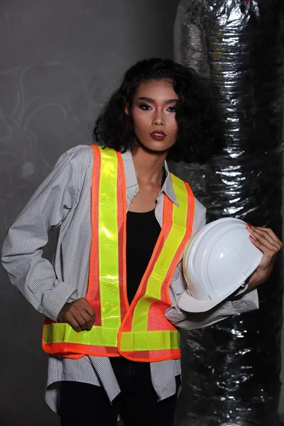 Linda Asiático Arquiteto Engenheiro Mulher Enrolar Cabelo Chapéu Duro Branco — Fotografia de Stock