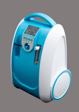 Solunum bozuklukları olan hastalara gaz vermek için tıbbi cihaz taşınabilir oksijen silindiri, oksijen yoğunlaştırıcı ölçüm litre saf su seviyesi, gri arka plan izole edilmiş