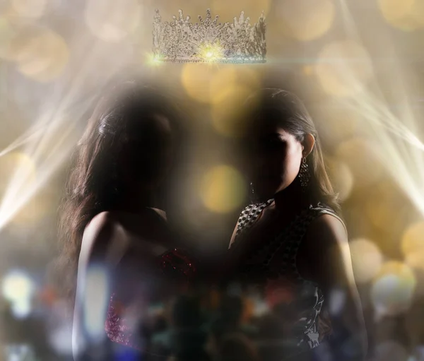 两个女人的轮廓是想成为或者想要成为世界上最漂亮的女人 戴着钻石王冠 用于社交网络的正方形海报样式 — 图库照片