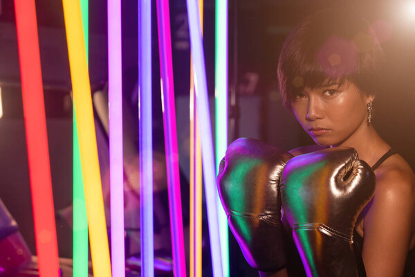 Новые Gens Working Woman обновляют свой образ жизни с помощью спорта Спортсмен подходит твердое тело. Office Girl работает в одиночку, как социальный дистанцирующийся коронный вирус или covid-19 в современном стиле цвета Neon Muay Thai Boxing Gym
